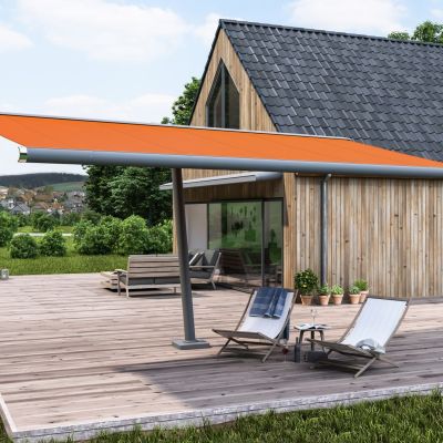 markisenschirm-markilux-planet-mit-orangenem-markisentuch-vor-einem-holzhaus