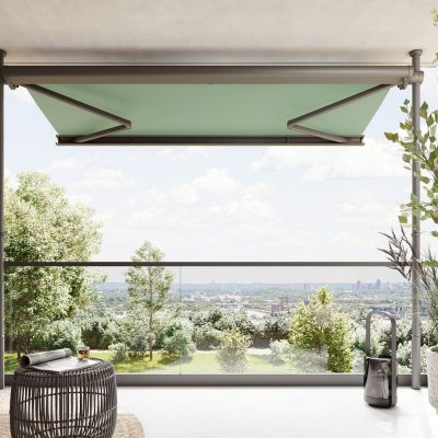 sicht-auf-einen-balkon-der-mit-einer-klemmmarkise-markilux-900-mit-grunem-tuch-ausgestattet-ist
